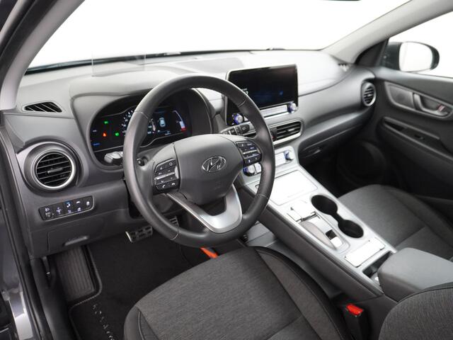 Hyundai Kona EV 64kWh AUT.204pk Grootste ACCU Adaptieve Cruise Control Camera Navi Apple Carplay Android Auto Head-Up Display Ecc DAB Keyless Pdc Regen-Lichtsensor Electric Led Blindspot Monitoring LaneAssist Subwoofer Voorruit verwarmbaar Bluetooth Privacy Glas Lmv 1