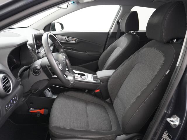 Hyundai Kona EV 64kWh AUT.204pk Grootste ACCU Adaptieve Cruise Control Camera Navi Apple Carplay Android Auto Head-Up Display Ecc DAB Keyless Pdc Regen-Lichtsensor Electric Led Blindspot Monitoring LaneAssist Subwoofer Voorruit verwarmbaar Bluetooth Privacy Glas Lmv 1