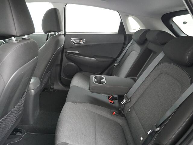 Hyundai Kona EV 64kWh AUT.204pk Grootste ACCU Adaptieve Cruise Control Camera Navi Apple Carplay Android Auto Head-Up Display Ecc DAB Keyless Pdc Regen-Lichtsensor Electric Led Blindspot Monitoring LaneAssist Subwoofer Voorruit verwarmbaar Bluetooth Privacy Glas Lmv 1