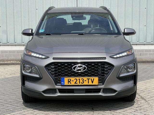 Hyundai Kona 1.6 T-GDI 4WD Fashion / Trekhaak 1.250 KG Trekgewicht / Vierseizoenenbanden / Navigatie door Apple CarPlay/Android Auto / Dealer Onderhouden / Lichtmetalen Velgen / Cruise Control / Airco / Stoel & Stuurverwarming / DAB / Achteruitrijcamera / Parkeersenso
