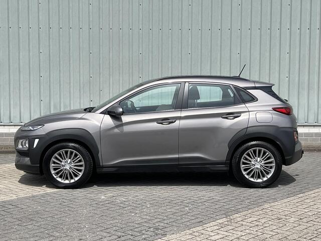Hyundai Kona 1.6 T-GDI 4WD Fashion / Trekhaak 1.250 KG Trekgewicht / Vierseizoenenbanden / Navigatie door Apple CarPlay/Android Auto / Dealer Onderhouden / Lichtmetalen Velgen / Cruise Control / Airco / Stoel & Stuurverwarming / DAB / Achteruitrijcamera / Parkeersenso