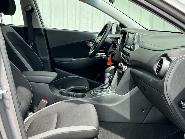 Hyundai Kona 1.6 T-GDI 4WD Fashion / Trekhaak 1.250 KG Trekgewicht / Vierseizoenenbanden / Navigatie door Apple CarPlay/Android Auto / Dealer Onderhouden / Lichtmetalen Velgen / Cruise Control / Airco / Stoel & Stuurverwarming / DAB / Achteruitrijcamera / Parkeersenso
