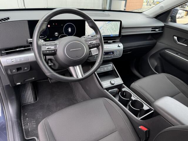 Hyundai Kona 1.6 GDI HEV Comfort Smart | Navigatie Full-Map | Camera | Stuur- + Stoelverwarming | Adapt. Cruise Control | Elek. Achterklep | Rijklaarprijs!