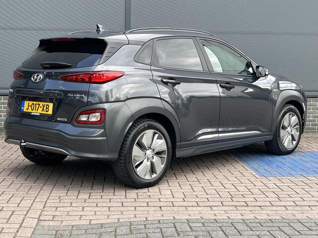 Hyundai Kona EV Premium 64 kWh / Lederen bekleding / 100 % SOH / Trekhaak / Climate control / Adaptieve cruise control / Stoel-stuur verwarming / Elektrisch schuifkantel dak /