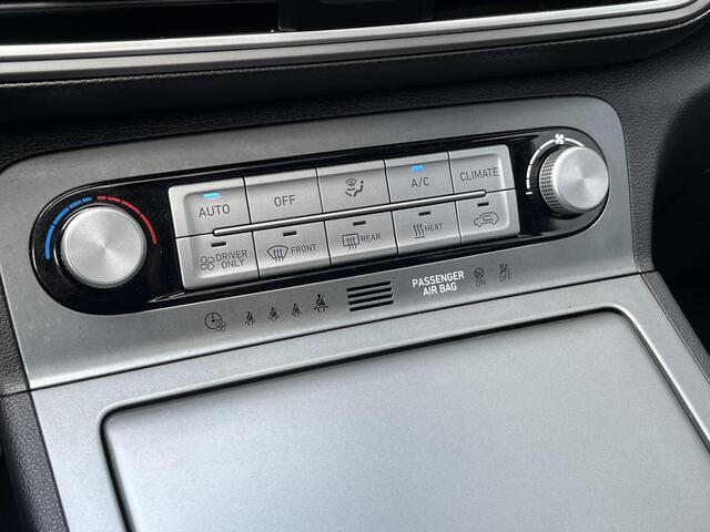 Hyundai Kona EV Premium 64 kWh / Lederen bekleding / 100 % SOH / Trekhaak / Climate control / Adaptieve cruise control / Stoel-stuur verwarming / Elektrisch schuifkantel dak /