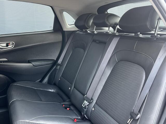 Hyundai Kona EV Premium 64 kWh / Lederen bekleding / 100 % SOH / Trekhaak / Climate control / Adaptieve cruise control / Stoel-stuur verwarming / Elektrisch schuifkantel dak /