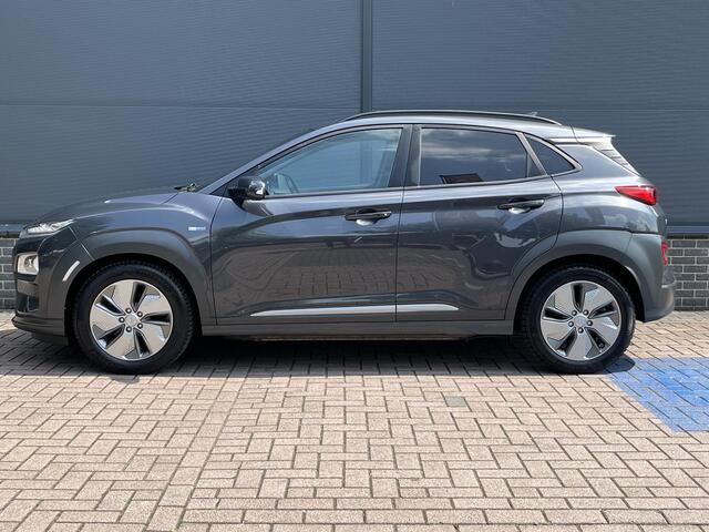 Hyundai Kona EV Premium 64 kWh / Lederen bekleding / 100 % SOH / Trekhaak / Climate control / Adaptieve cruise control / Stoel-stuur verwarming / Elektrisch schuifkantel dak /