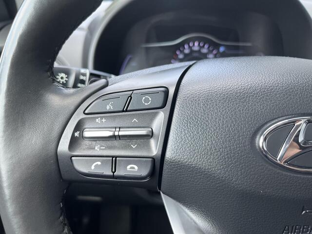 Hyundai Kona EV Premium 64 kWh / Lederen bekleding / 100 % SOH / Trekhaak / Climate control / Adaptieve cruise control / Stoel-stuur verwarming / Elektrisch schuifkantel dak /