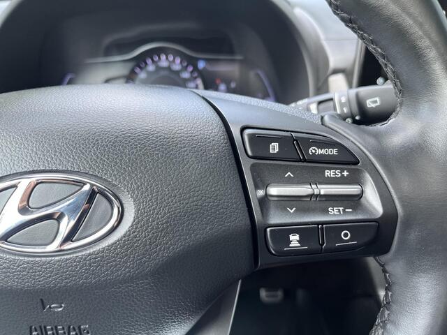 Hyundai Kona EV Premium 64 kWh / Lederen bekleding / 100 % SOH / Trekhaak / Climate control / Adaptieve cruise control / Stoel-stuur verwarming / Elektrisch schuifkantel dak /