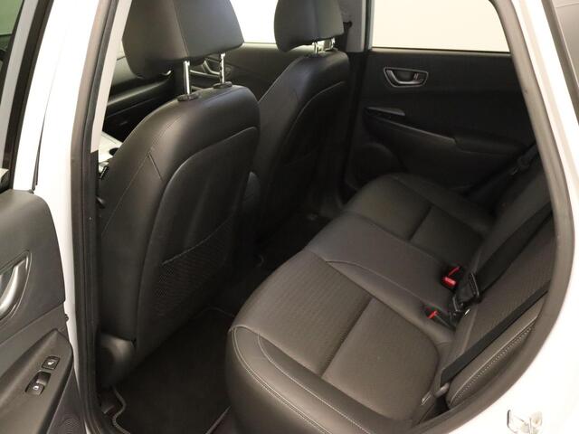 Hyundai Kona EV Premium 64 kWh SOH 96.7%! - ORIGINEEL NEDERLANDSE AUTO - TREKHAAK - STOELVENTILATIE/STOELVERWARMING VOORZIJDE - ADAPTIEVE CRUISE CONTROL - DODEHOEKDETECTIE - PANORAMADAK - VOORSTOELEN ELEKTRISCH VERSTELBAAR - CLIMATE CONTROL - PARKEERSENSOREN VOOR + AC