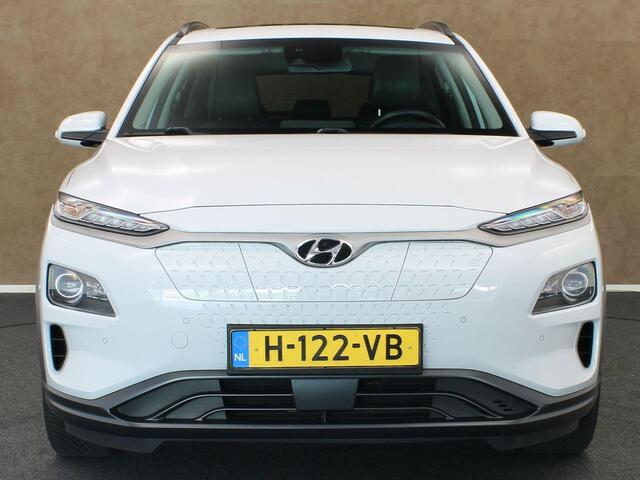 Hyundai Kona EV Premium 64 kWh SOH 96.7%! - ORIGINEEL NEDERLANDSE AUTO - TREKHAAK - STOELVENTILATIE/STOELVERWARMING VOORZIJDE - ADAPTIEVE CRUISE CONTROL - DODEHOEKDETECTIE - PANORAMADAK - VOORSTOELEN ELEKTRISCH VERSTELBAAR - CLIMATE CONTROL - PARKEERSENSOREN VOOR + AC