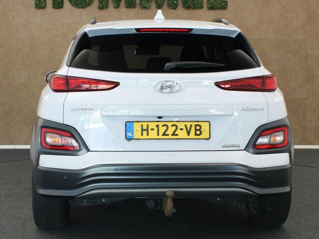 Hyundai Kona EV Premium 64 kWh SOH 96.7%! - ORIGINEEL NEDERLANDSE AUTO - TREKHAAK - STOELVENTILATIE/STOELVERWARMING VOORZIJDE - ADAPTIEVE CRUISE CONTROL - DODEHOEKDETECTIE - PANORAMADAK - VOORSTOELEN ELEKTRISCH VERSTELBAAR - CLIMATE CONTROL - PARKEERSENSOREN VOOR + AC