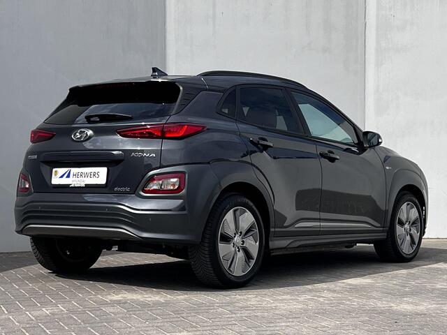 Hyundai Kona EV Premium Sky 204 pk 64 kWh Automaat / Dealer onderhouden / WLTP bereik 484 km / Warmtepomp / Stoelventilatie / Stuur-, stoel- & achterbankverwarming / Navigatie / Apple Carplay Android /