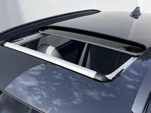 Hyundai Kona EV Premium Sky 204 pk 64 kWh Automaat / Dealer onderhouden / WLTP bereik 484 km / Warmtepomp / Stoelventilatie / Stuur-, stoel- & achterbankverwarming / Navigatie / Apple Carplay Android /