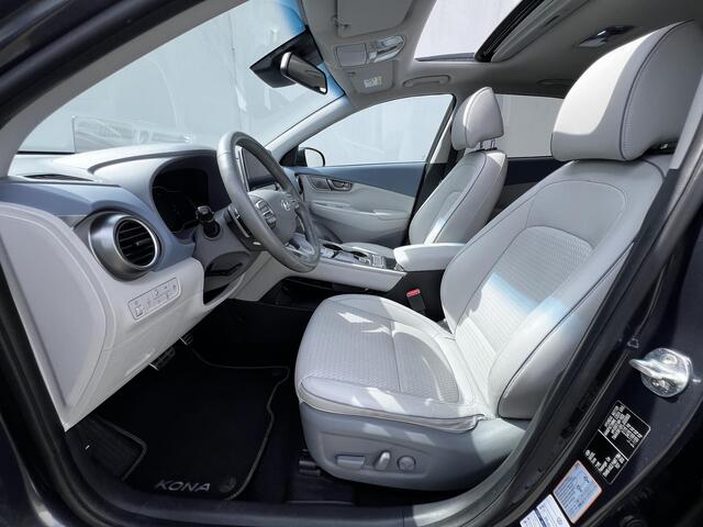 Hyundai Kona EV Premium Sky 204 pk 64 kWh Automaat / Dealer onderhouden / WLTP bereik 484 km / Warmtepomp / Stoelventilatie / Stuur-, stoel- & achterbankverwarming / Navigatie / Apple Carplay Android /