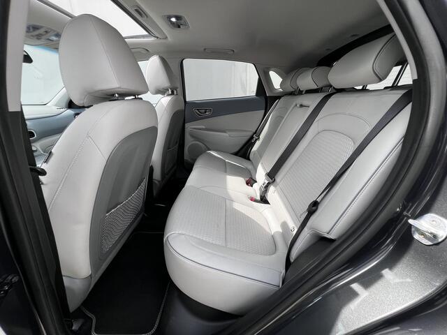 Hyundai Kona EV Premium Sky 204 pk 64 kWh Automaat / Dealer onderhouden / WLTP bereik 484 km / Warmtepomp / Stoelventilatie / Stuur-, stoel- & achterbankverwarming / Navigatie / Apple Carplay Android /