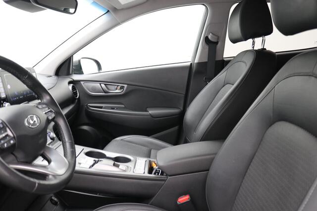 Hyundai Kona EV Premium 64 kWh / 100% SoH / Trekhaak / 1ste eigenaar / Dealer onderhouden / Navigatie / Lederen bekleding / Adaptieve Cruise Control / Airco Climat Control / NL Auto /