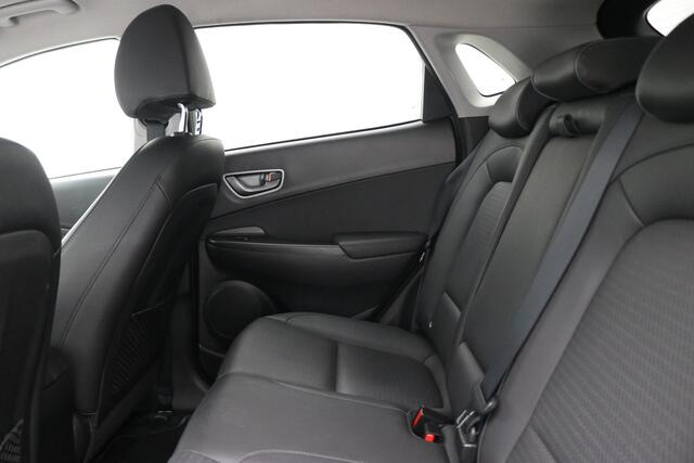 Hyundai Kona EV Premium 64 kWh / 100% SoH / Trekhaak / 1ste eigenaar / Dealer onderhouden / Navigatie / Lederen bekleding / Adaptieve Cruise Control / Airco Climat Control / NL Auto /