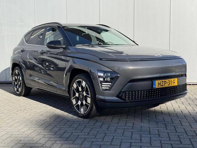 Hyundai Kona Electric Comfort Smart 65.4 kWh / Navigatie / 19" Lm velgen / Elektrisch bedienbare achterklep / Stoel en Stuur verwarming /