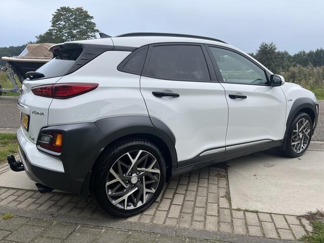 Hyundai Kona 1.6 GDI HEV Premium / Automaat / Trekhaak / Stoelverw. + verkoeling / Apple Carplay - Android Auto / Keyless / Camera / 18'' LMV /