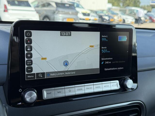 Hyundai Kona EV Fashion 64 kWh | NAP | 1E eigenaar | TREKHAAK | 98% SoH | Navigatie | Achteruitrijcamera | Head-up display | Climate Control | Warmtepomp | LED | DAB | Cruise Adaptief |