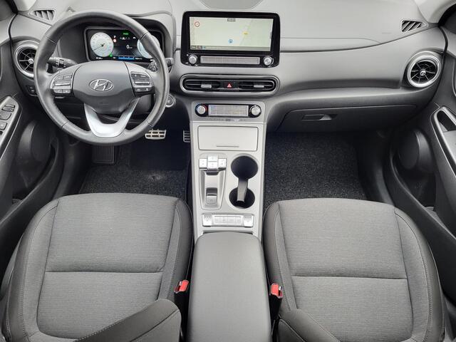 Hyundai Kona EV Comfort Smart 64 kWh / 3 Fase Laden CCS Snelladen / WLTP bereik 484 km / Dealer onderhouden / Apple Carplay / Android Auto / Navigatie / Camera / Kreil audio / DAB / Stuur-, en voorstoelverwarming