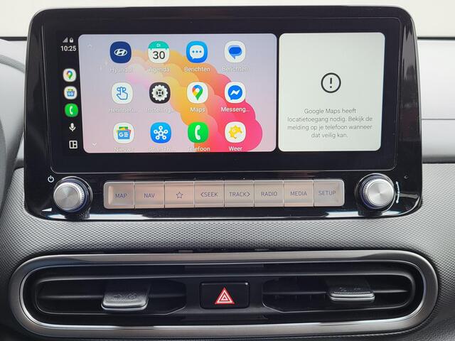 Hyundai Kona EV Comfort Smart 64 kWh / 3 Fase Laden CCS Snelladen / WLTP bereik 484 km / Dealer onderhouden / Apple Carplay / Android Auto / Navigatie / Camera / Kreil audio / DAB / Stuur-, en voorstoelverwarming