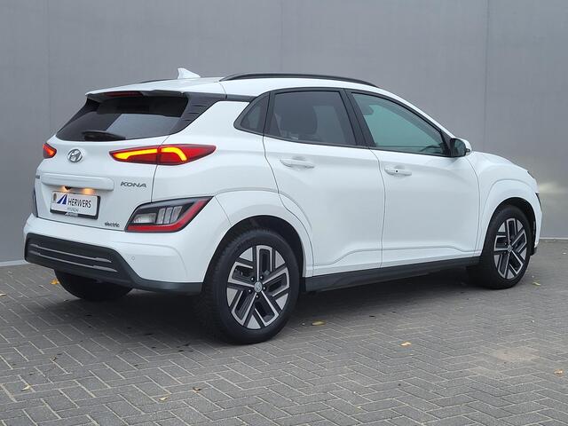 Hyundai Kona EV Comfort Smart 64 kWh / 3 fase laden CCS Snelladen / WLTP bereik 484 km / Dealer onderhouden / All season banden / Apple Carplay / Android Auto / Navigatie / Camera / Kreil audio / DAB / Stuur-, en voorstoelverwarming