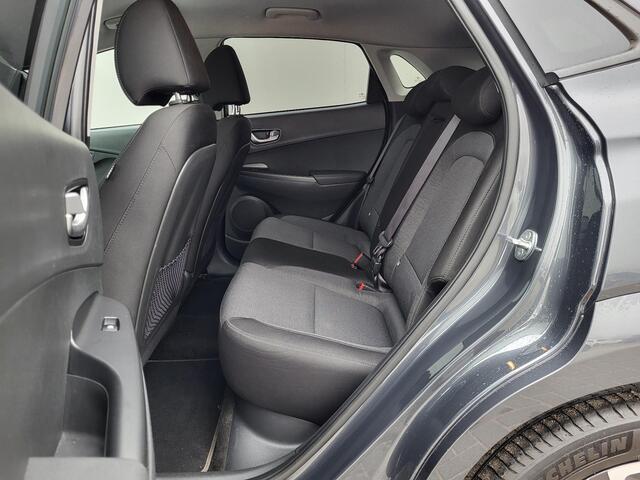 Hyundai Kona EV Comfort 64 kWh / 3 Fasen Laden /CCS Snelladen / WLTP bereik 484 km / Dealer onderhouden / Apple Carplay / Android Auto / Camera / Kreil audio / DAB / Stuur-, en voorstoelverwarming