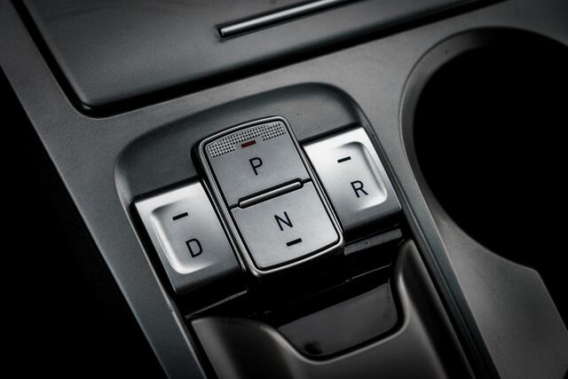 Hyundai Kona EV Premium 64 kWh RIJKLAAR INCL:GARANTIE AUTOMAAT | Two-Tone lak | Leer | Clima | Navigatie | PDC V/A | Stoel / stuur verwarming |