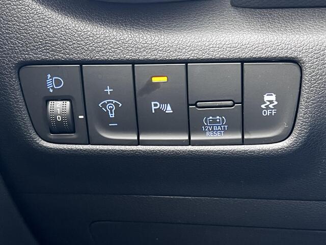 Hyundai Kona 1.6 GDI HEV Fashion Automaat / 1.300 kg trekgewicht / Dealer onderhouden / CC / Stuur- en stoelverwarming / Navigatie / Achteruitrijcamera / Apple Carplay Android / 18" LM wielen /