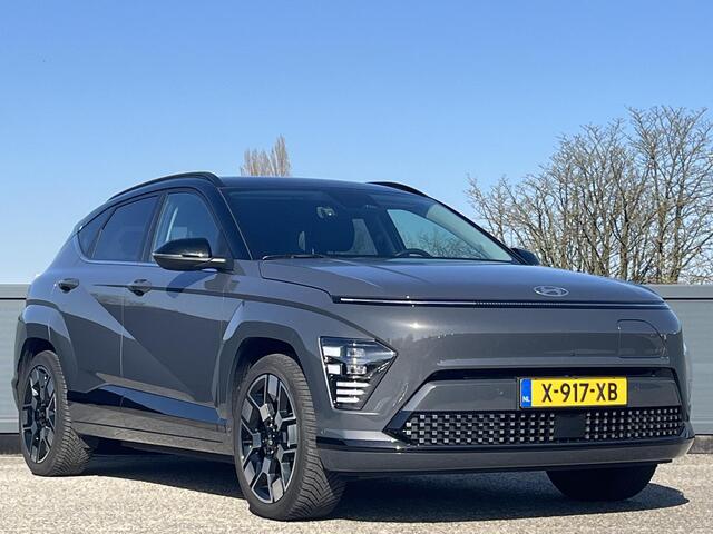 Hyundai Kona Electric Premium 65.4 kWh | Adaptieve cruisecontrol | Contrasterende dakkleur | Warmtepomp & V2L | Lederen bekleding & memory | Allseason banden |
