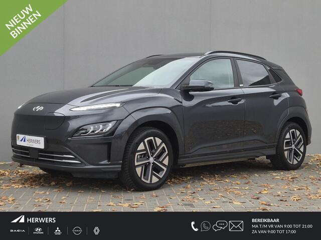 Hyundai Kona EV Comfort Smart 39 kWh Automaat / Apple Carplay Android Auto / Allseason banden / Stuur-, en Stoelverwarming / Facelift / 3 fase Laden / Bluelink Navigatie / Dealer Onderhouden / Adaptief CC / WLTP bereik 305 km Stad 335 km / Keyless Entry/Start /