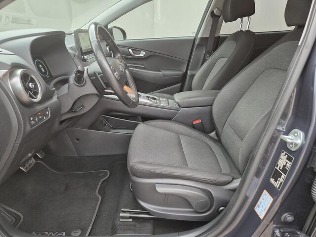 Hyundai Kona EV Comfort Smart 39 kWh Automaat / Apple Carplay Android Auto / Allseason banden / Stuur-, en Stoelverwarming / Facelift / 3 fase Laden / Bluelink Navigatie / Dealer Onderhouden / Adaptief CC / WLTP bereik 305 km Stad 335 km / Keyless Entry/Start /