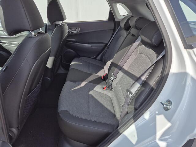Hyundai Kona EV Comfort 64 kWh Automaat / 3-Fase Laden / Navigatie / Apple Carplay Android Auto / Adaptief cruise control / Krell Audio systeem / Achteruitrijcamera / Stuur- en Stoelverwarming / Warmtepomp /