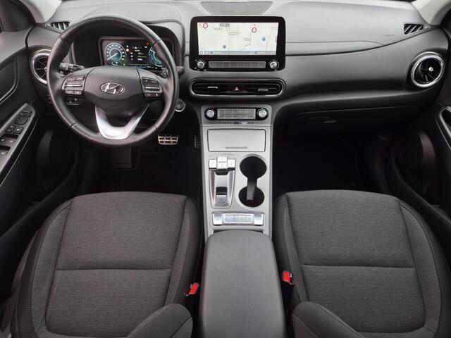 Hyundai Kona EV Comfort Smart 64 kWh Automaat / Accu SOH 98% / Dealer onderhouden / WLTP bereik 484 km bereik stad 660 km / Fabrieksgarantie tot 08-2026 / Stuur-, en Stoel verwarming / Achteruitrijcamera / Apple Carplay Android Auto / Warmtepomp /