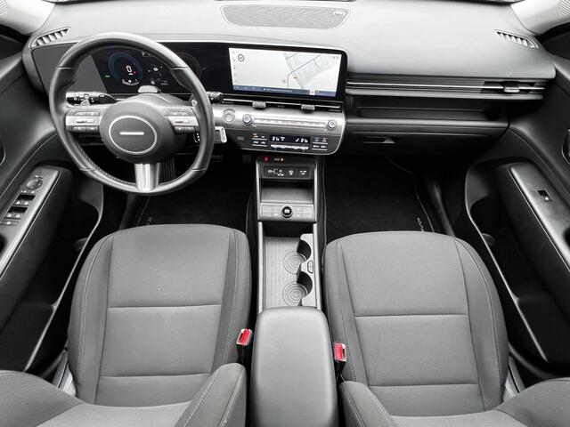 Hyundai Kona 1.6 GDI HEV Comfort Automaat / Fabrieksgarantie tot 09-2028 / Dealer onderhouden / Navigatie / DAB / Climate Control / Ski-luik / All Season banden op 16" LM wielen /
