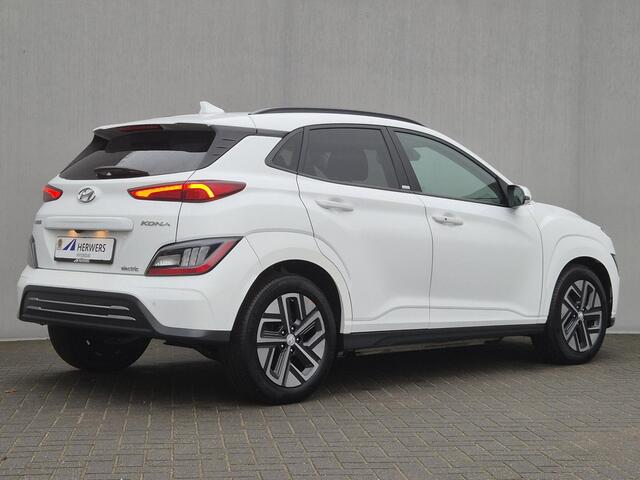 Hyundai Kona EV Fashion 64 kWh Automaat / Accu SOH 100% / Fabrieksgarantie tot 09-2026 / Dealer onderhouden / Head Up Display HUD / WLTP bereik 484 km bereik stad 660 km / Stuur en Stoel verwarming / Warmtepomp / Adaptief CC /