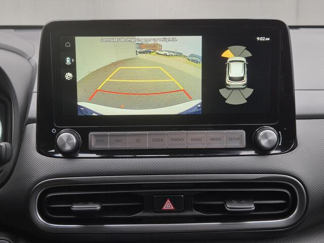 Hyundai Kona EV Fashion 64 kWh Automaat / Accu SOH 100% / Fabrieksgarantie tot 09-2026 / Dealer onderhouden / Head Up Display HUD / WLTP bereik 484 km bereik stad 660 km / Stuur en Stoel verwarming / Warmtepomp / Adaptief CC /