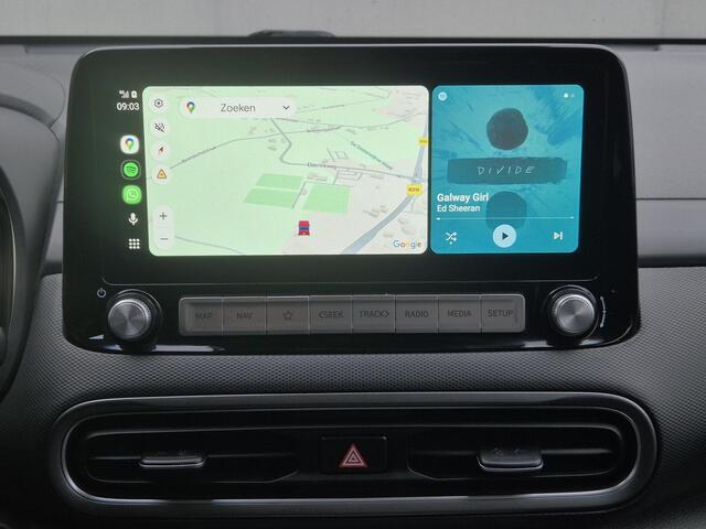 Hyundai Kona EV Fashion 64 kWh Automaat / Accu SOH 100% / Fabrieksgarantie tot 09-2026 / Dealer onderhouden / Head Up Display HUD / WLTP bereik 484 km bereik stad 660 km / Stuur en Stoel verwarming / Warmtepomp / Adaptief CC /