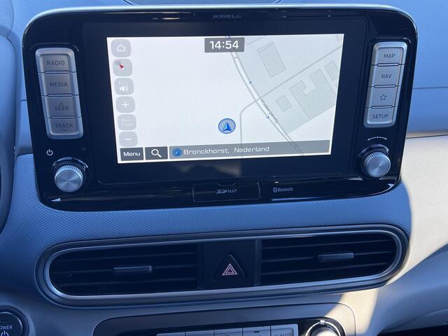 Hyundai Kona EV Fashion 64 kWh Automaat / Dealer onderhouden / Accu SoH 100% / HUD / Navigatie / Achteruitrijcamera / Apple Carplay Android / 17" LM wielen / Winterwielen tegen meerprijs ¤ 499 /