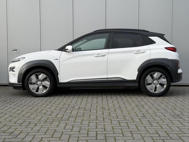 Hyundai Kona EV Premium 64 kWh / NL Auto / Zwart Leder / Stoelverkoeling / Stoelverwarming Voor + Achter / Stuurverwarming / KRELL Audio /