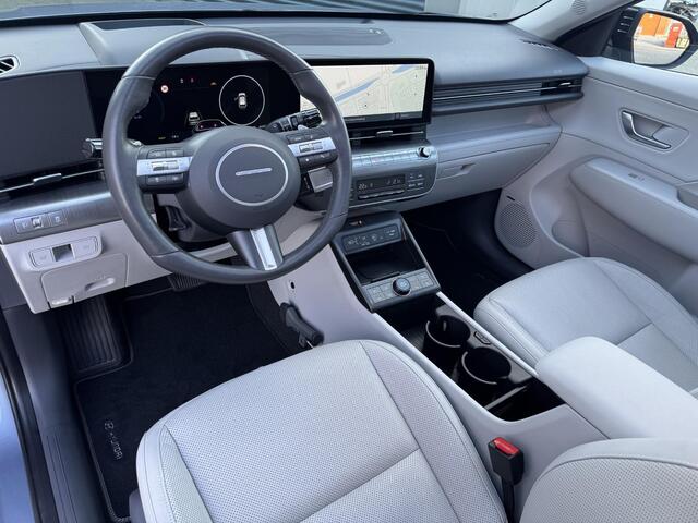 Hyundai Kona Electric Premium Sky 65.4 kWh SoH 99% NL-Auto + 1e Eigenaar, Meest Luxe Uitvoering!