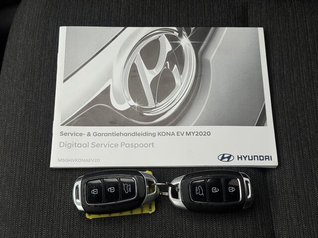 Hyundai Kona EV Fashion 64 kWh Automaat / Accu SoH 97,4% / HUD / Camera / Adaptieve Cruise / Apple Carplay & Android / DodeHoek Detectie / Krell Audio / Navigatie /