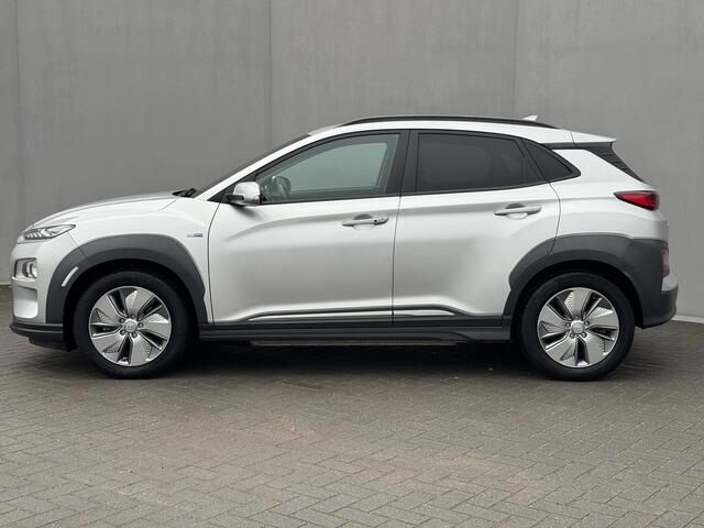 Hyundai Kona EV Fashion 64 kWh Automaat / Accu SoH 97,4% / HUD / Camera / Adaptieve Cruise / Apple Carplay & Android / DodeHoek Detectie / Krell Audio / Navigatie /
