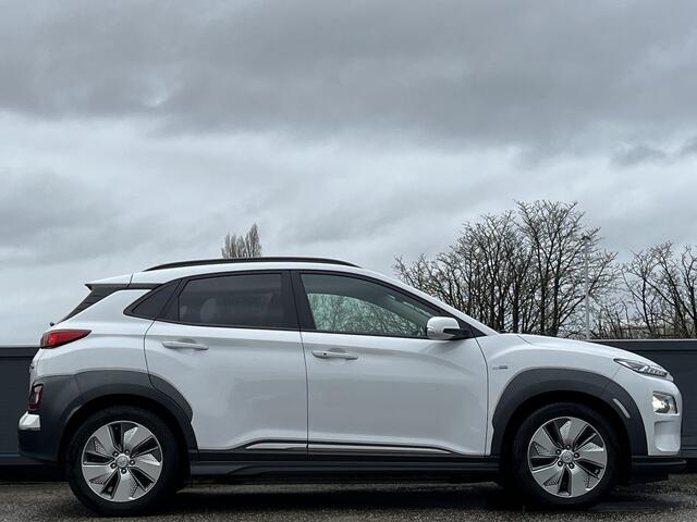 Hyundai Kona EV Premium 64 kWh | 3-Fase OBC | Schuifkanteldak | Lederen bekleding | Long Range Accu | Volledig dealer onderhouden | Allseason banden |