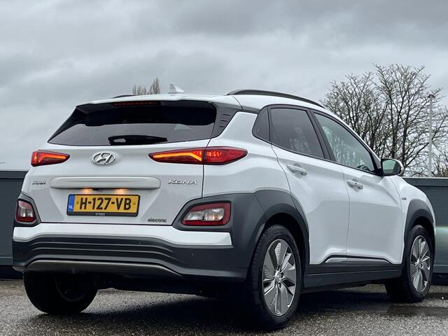 Hyundai Kona EV Premium 64 kWh | 3-Fase OBC | Schuifkanteldak | Lederen bekleding | Long Range Accu | Volledig dealer onderhouden | Allseason banden |