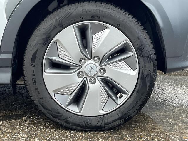 Hyundai Kona EV Premium 64 kWh | 3-Fase OBC | Schuifkanteldak | Lederen bekleding | Long Range Accu | Volledig dealer onderhouden | Allseason banden |