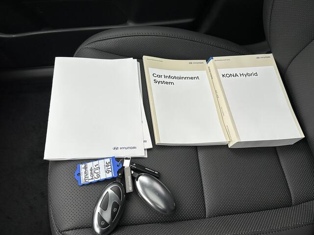 Hyundai Kona 1.6 GDI HEV Premium Sky VAN: 44.300,- VOOR: 35.877,- UW EINDEJAARSVOORDEEL: 8.413,- euro NIEUWE AUTO MET REGISTRATIE | VOLLE AUTO!