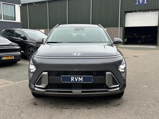 Hyundai Kona 1.6 GDI HEV Premium Sky VAN: 44.300,- VOOR: 35.877,- UW EINDEJAARSVOORDEEL: 8.413,- euro FULL HYBRID | NIEUWE AUTO MET REGISTRATIE | VOLLE AUTO! | FABR GARANTIE T/M 12-2029